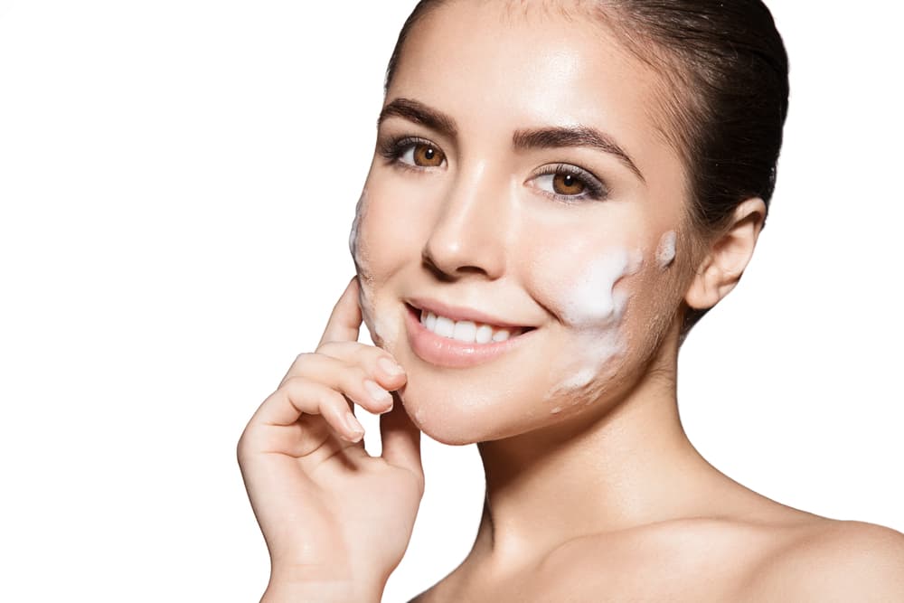 mujer limpiando su rostro con limpiador facial NEUTROGENA®